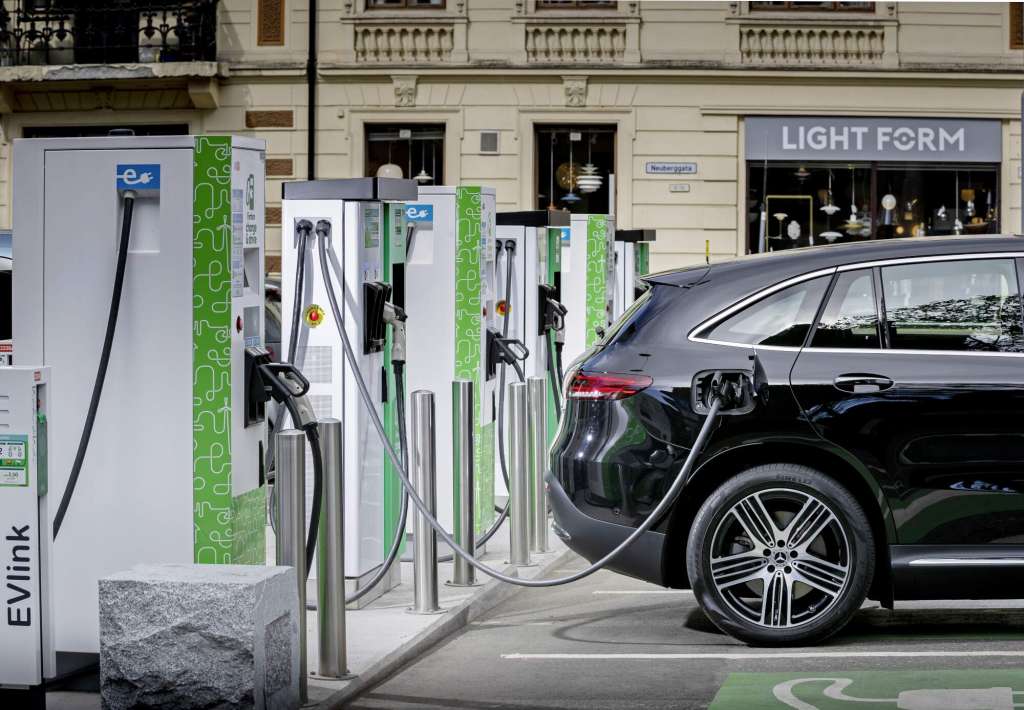 Elektroauto Mercedes EQC beim Laden